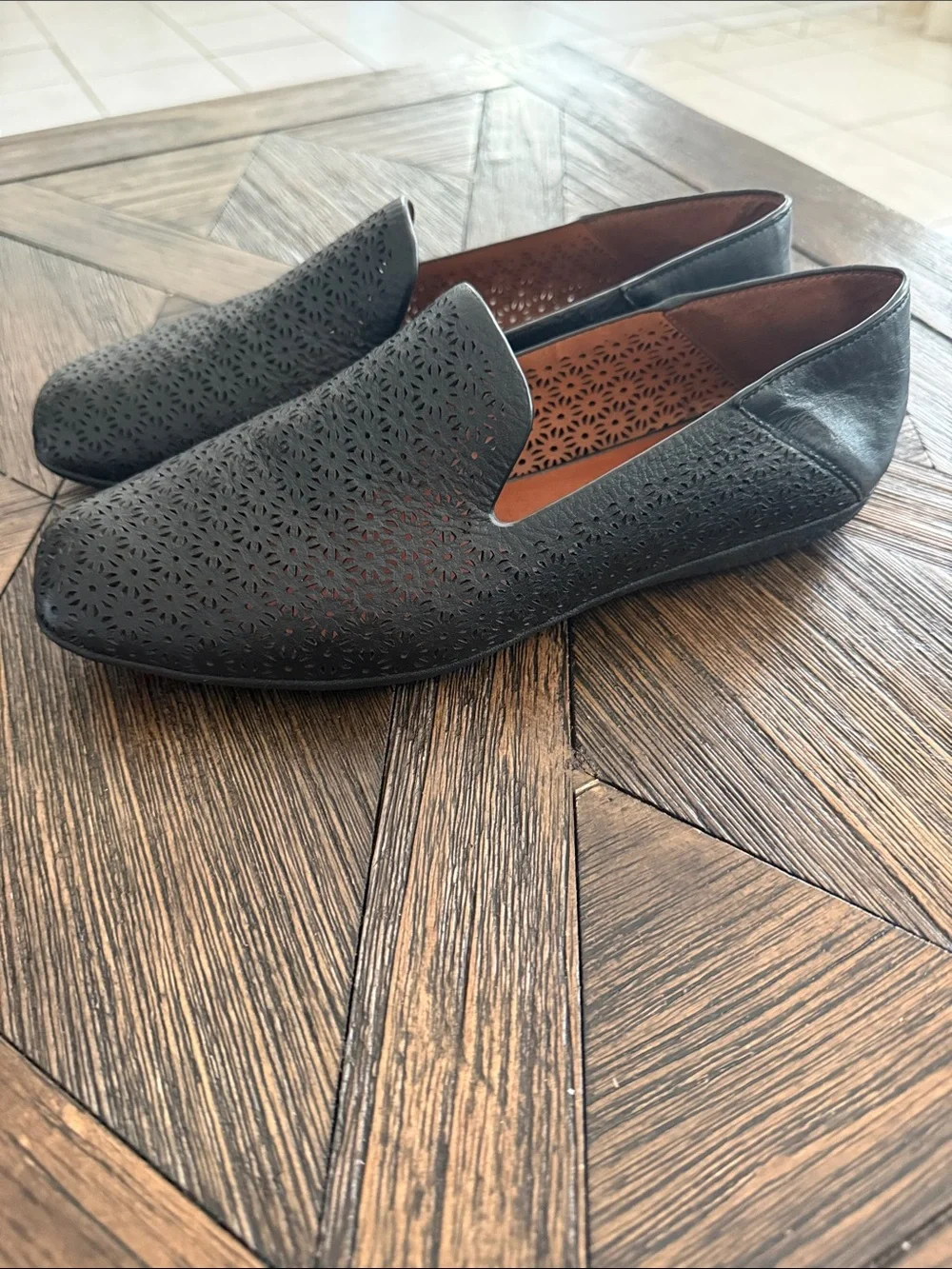 Gentle Souls by Kenneth Cole Black Perforated Leather Loafers Size 8.5 Like New